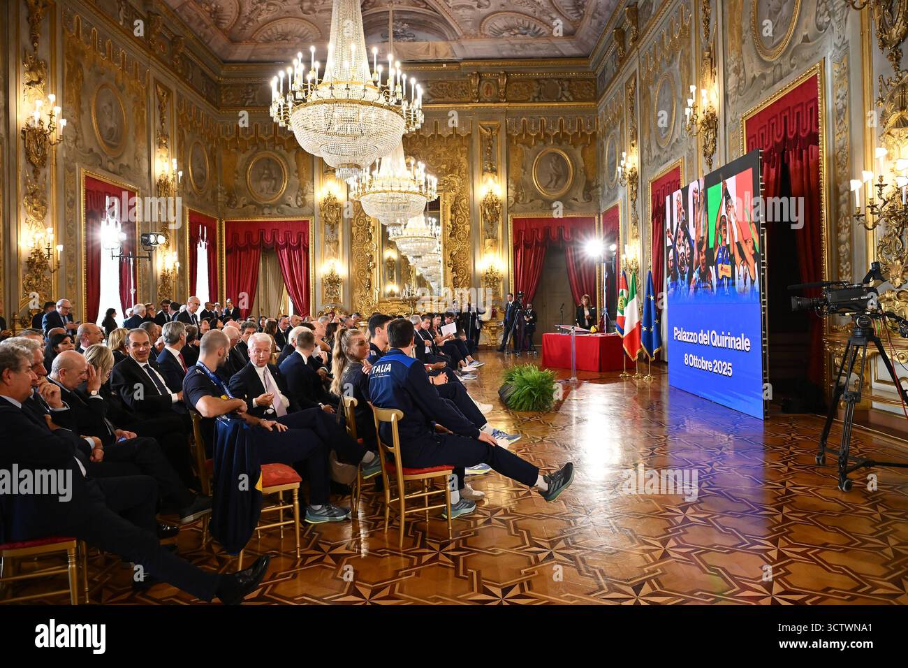 Durante l'incontro con il Presidente Sergio Mattarella e le squadre nazionali italiane di pallavolo femminile e maschile, vincitori della medaglia d'oro ai Campionati del mondo 2025, al Quirinale, sala delle bandiere, l'8 ottobre 2025 a Roma. Foto Stock