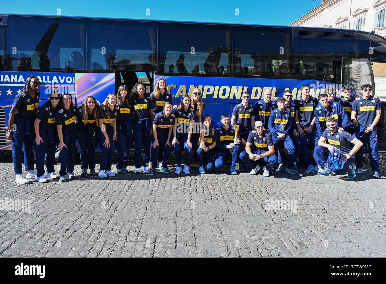 I giocatori partecipano all'incontro con il Presidente Sergio Mattarella e le squadre nazionali di pallavolo femminile e maschile italiane, vincitrici della medaglia d'oro ai Campionati del mondo 2025, presso il Quirinale, sala delle bandiere, l'8 ottobre 2025 a Roma. Foto Stock
