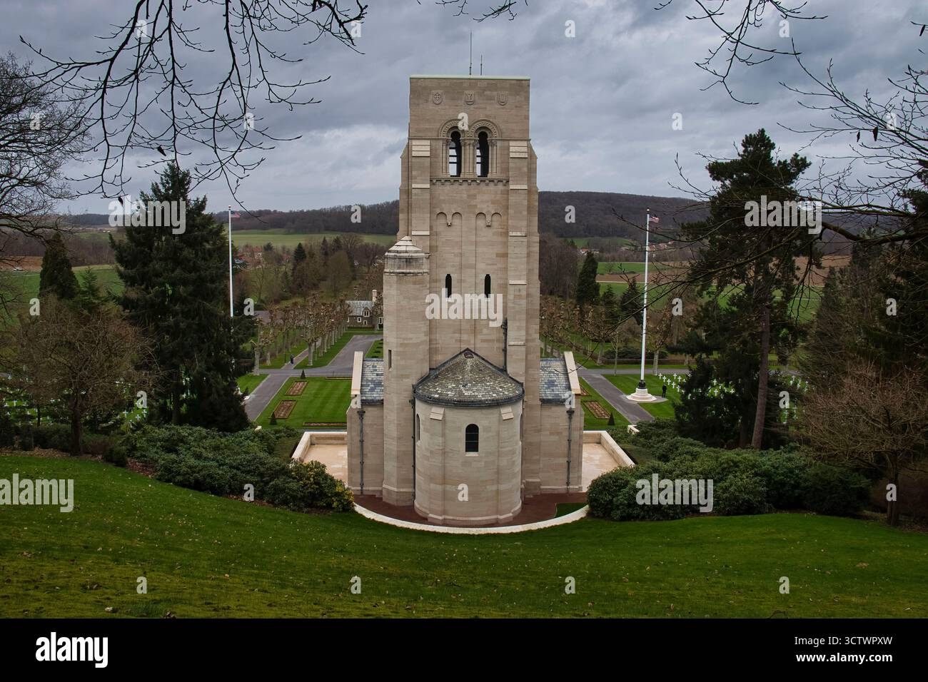 Belleau, Francia - 20 febbraio 2022: Retro della cappella presso il cimitero americano Aisne-Marne in una nuvolosa giornata invernale in Francia. Foto Stock