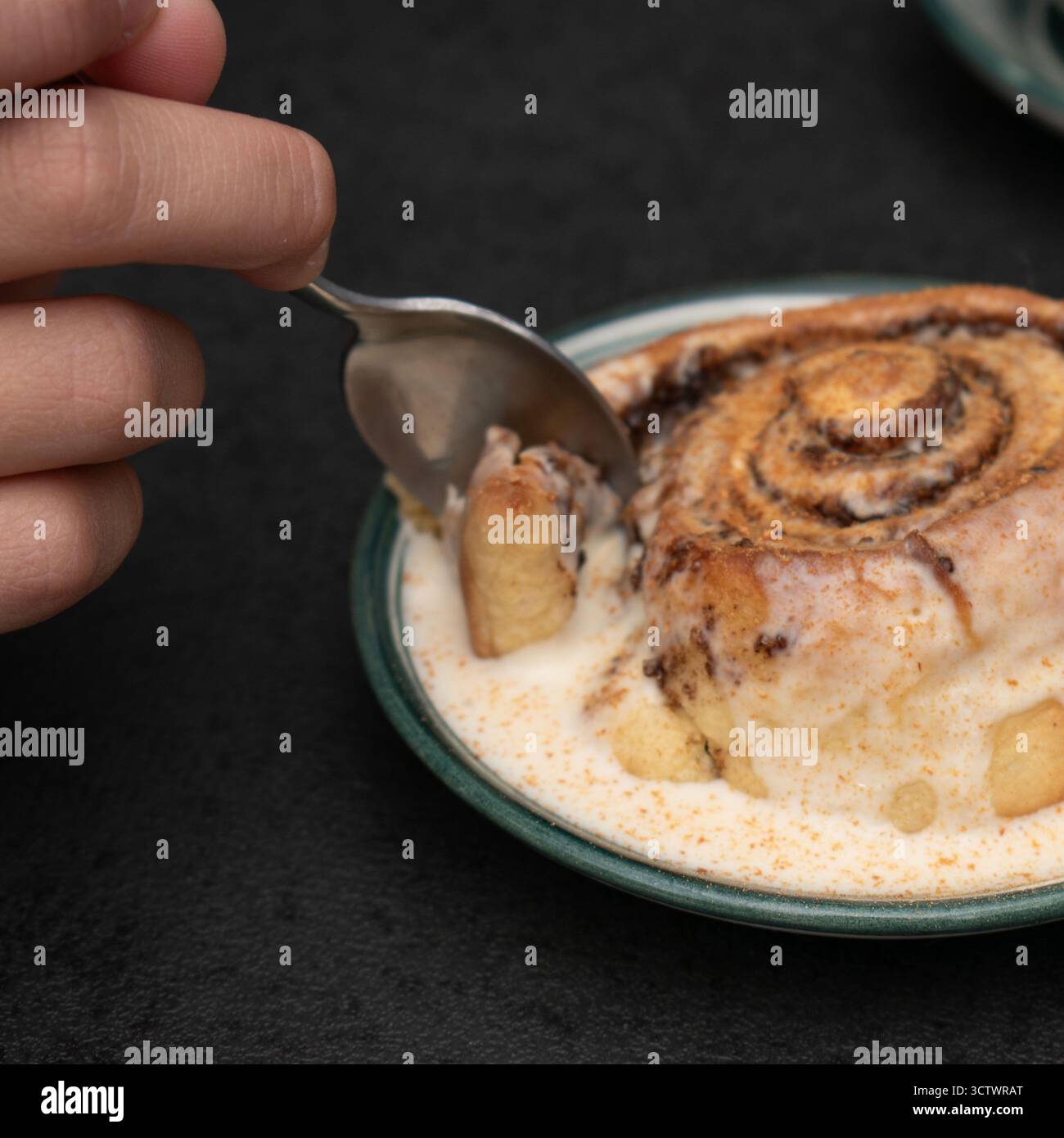 Dessert al cioccolato su piatto servito con forchetta. Foto Stock