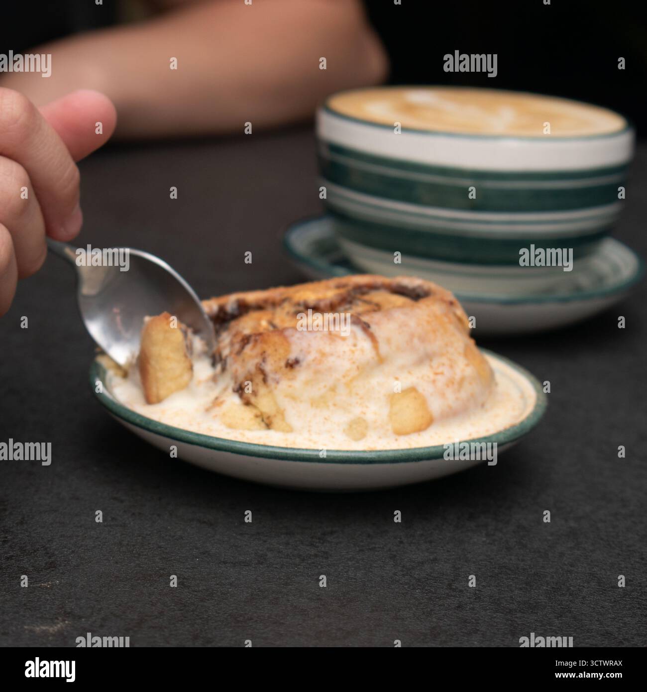 Dessert al cioccolato su piatto servito con forchetta. Foto Stock