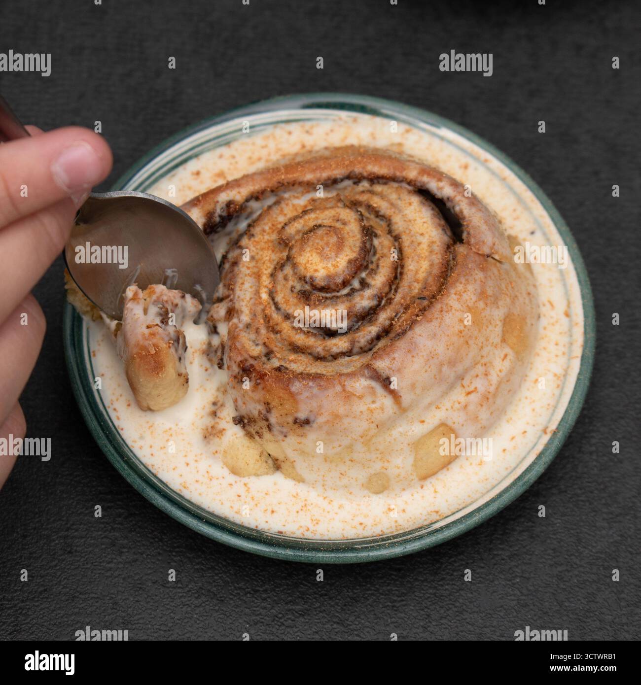 Dessert al cioccolato su piatto servito con forchetta. Foto Stock