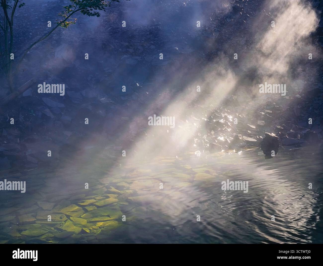 Vapore naturale delle sorgenti termali sull'acqua. Paesaggio geotermico con nebbia e rocce per benessere e natura contenuti di viaggio. Risoluzione ultra alta. Foto Stock