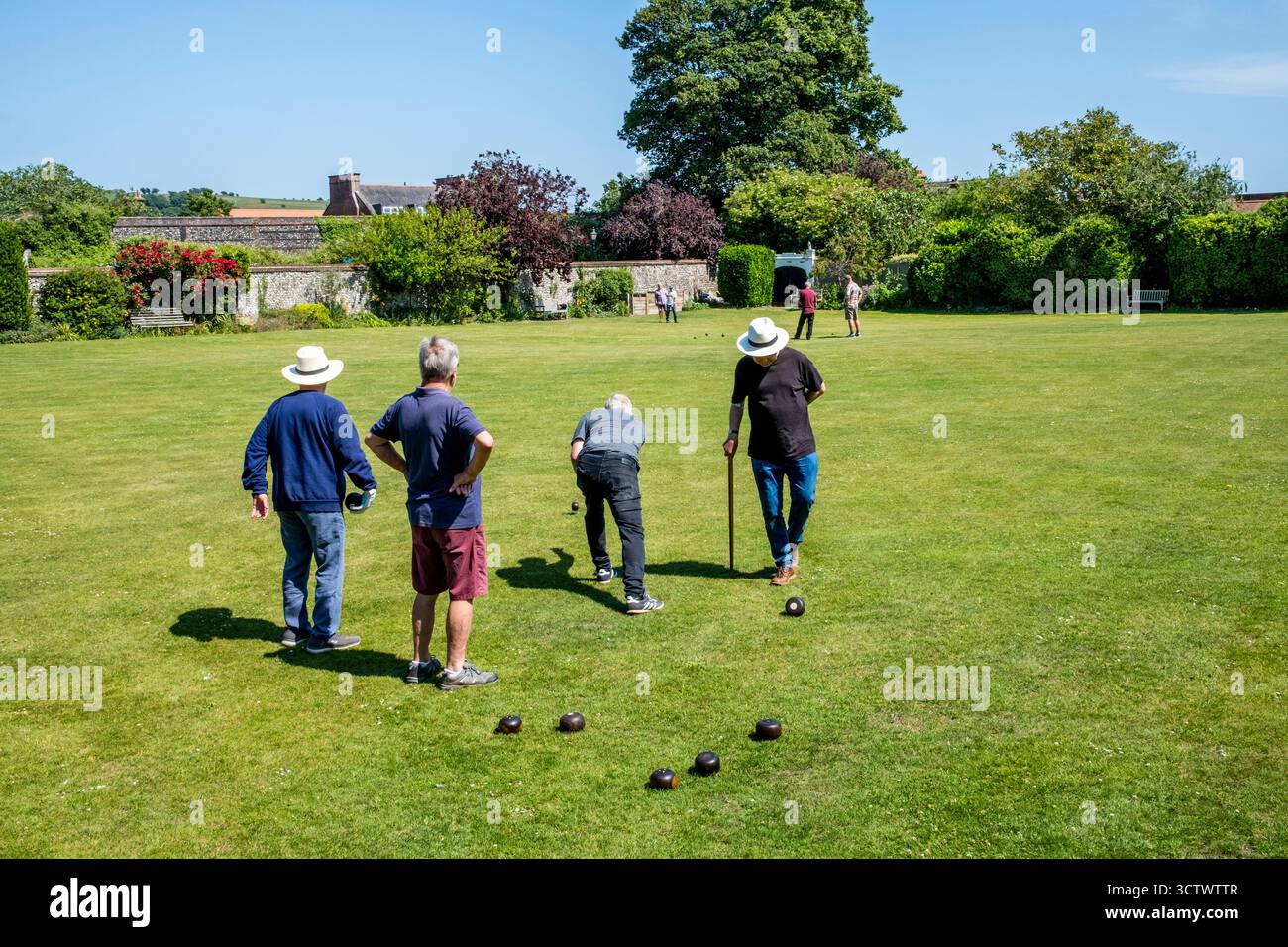 Gli uomini locali giocano Un tipo tradizionale di bocce che si è giocato nel Medioevo, Lewes, East Sussex, UK. Foto Stock