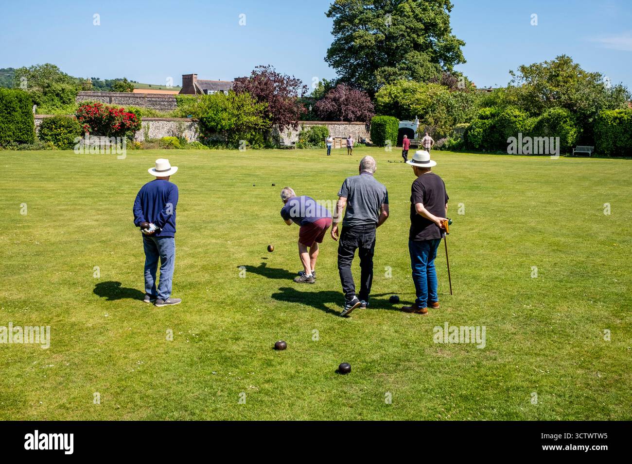 Gli uomini locali giocano Un tipo tradizionale di bocce che si è giocato nel Medioevo, Lewes, East Sussex, UK. Foto Stock