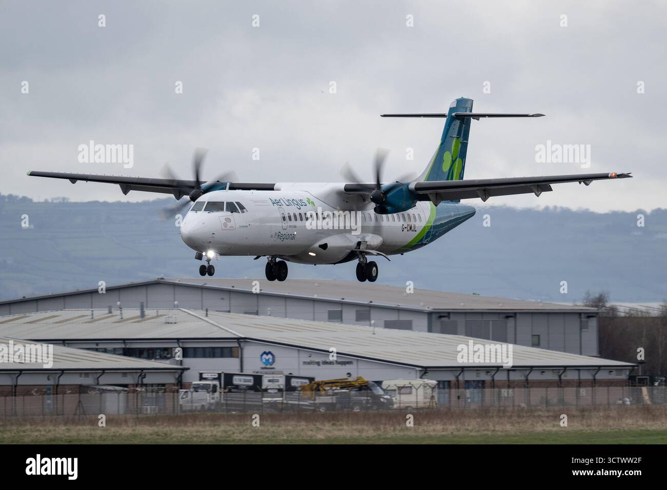 Immagini dell'aereo di linea regionale ATR 72-600 operato da Emerald Airlines, il marchio sussidiario della compagnia aerea irlandese Aer Lingus. Foto Stock