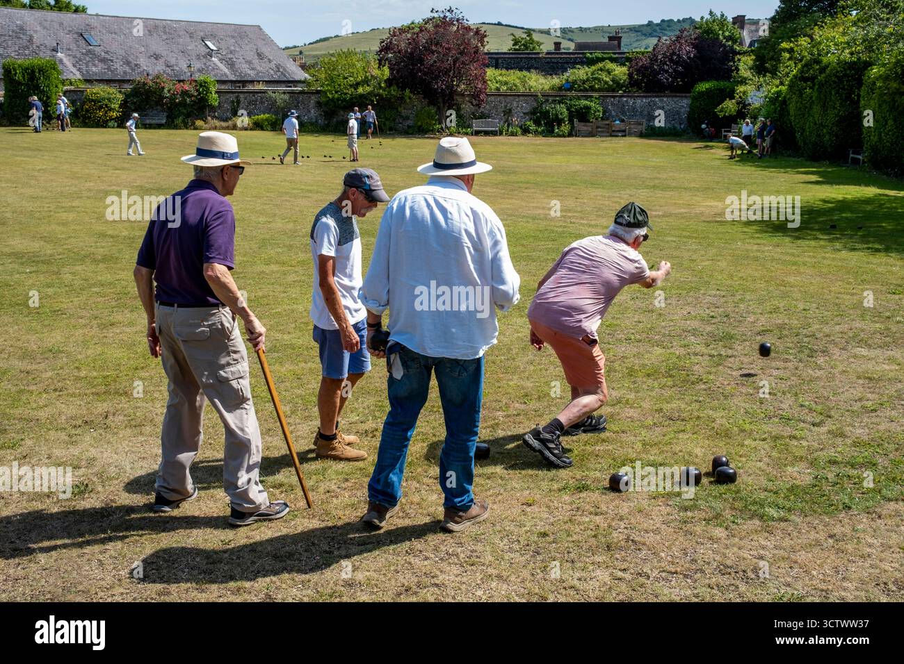 Gli uomini locali giocano Un tipo tradizionale di bocce che si è giocato nel Medioevo, Lewes, East Sussex, UK. Foto Stock