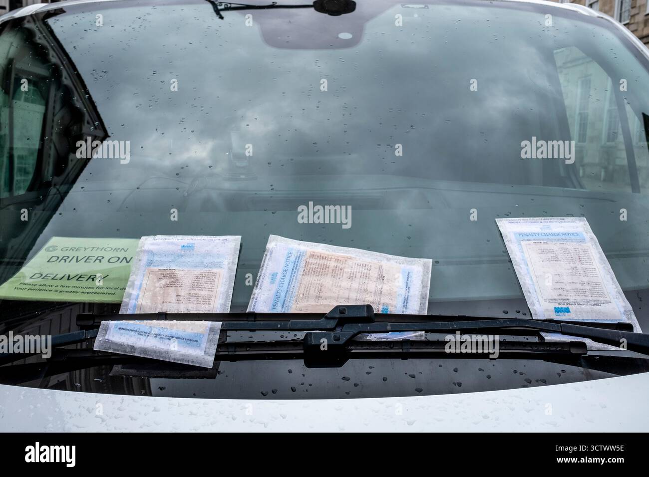 Biglietti per il parcheggio lasciati sul parabrezza di Un'auto, Sussex, Regno Unito Foto Stock