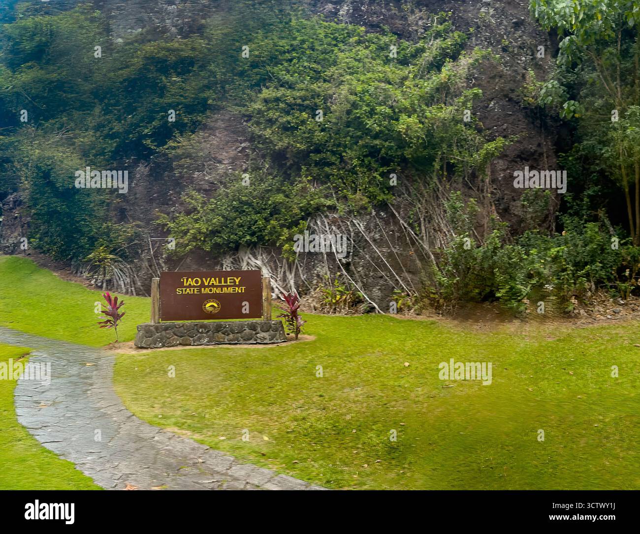 Wailuku, Maui, Hawaii, USA - 14 luglio 2025: IAO Valley State Monument, riserva naturale e sentiero. Nome sul cartello all'inizio del sentiero Foto Stock