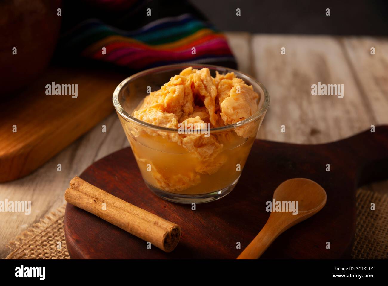 Chongos Zamoranos. Dessert messicano a base di latte cagliato preparato con sciroppo e cannella, ha una consistenza simile a quella di un dolce e morbido ch Foto Stock
