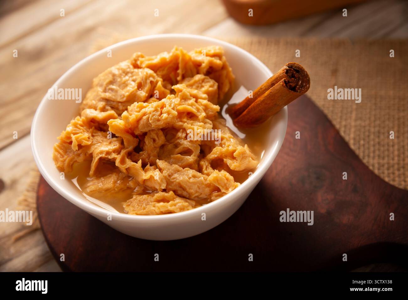 Chongos Zamoranos. Dessert messicano a base di latte cagliato preparato con sciroppo e cannella, ha una consistenza simile a quella di un dolce e morbido ch Foto Stock