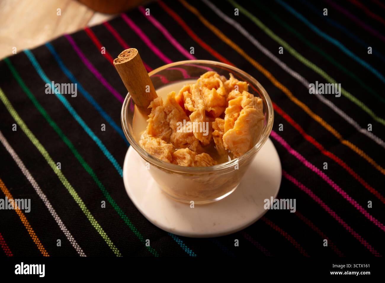 Chongos Zamoranos. Dessert messicano a base di latte cagliato preparato con sciroppo e cannella, ha una consistenza simile a quella di un dolce e morbido ch Foto Stock