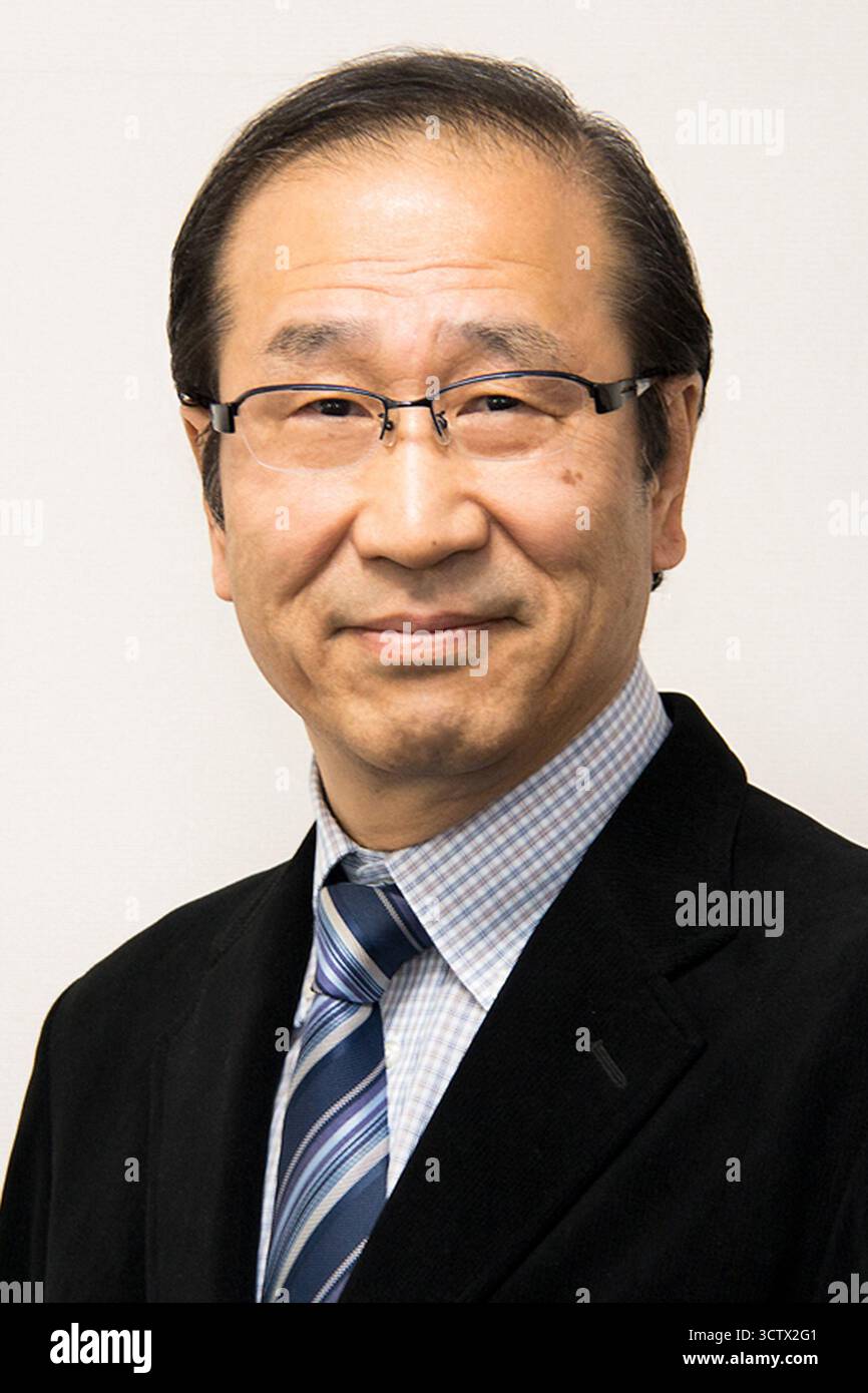 La Royal Swedish Academy of Sciences ha deciso di assegnare il Premio Nobel per la chimica 2025 a Susumu Kitagawa (nella foto), insieme a Omar M. Yaghi e Richard Robson "per lo sviluppo di strutture metallo-organiche". I premi Nobel per la chimica 2025 hanno creato costruzioni molecolari con ampi spazi attraverso i quali possono fluire gas e altre sostanze chimiche. Queste costruzioni, strutture metallo-organiche, possono essere utilizzate per raccogliere l'acqua dall'aria del deserto, catturare l'anidride carbonica, immagazzinare gas tossici o catalizzare reazioni chimiche. Foto per gentile concessione di Kyoto University/UPI Foto Stock