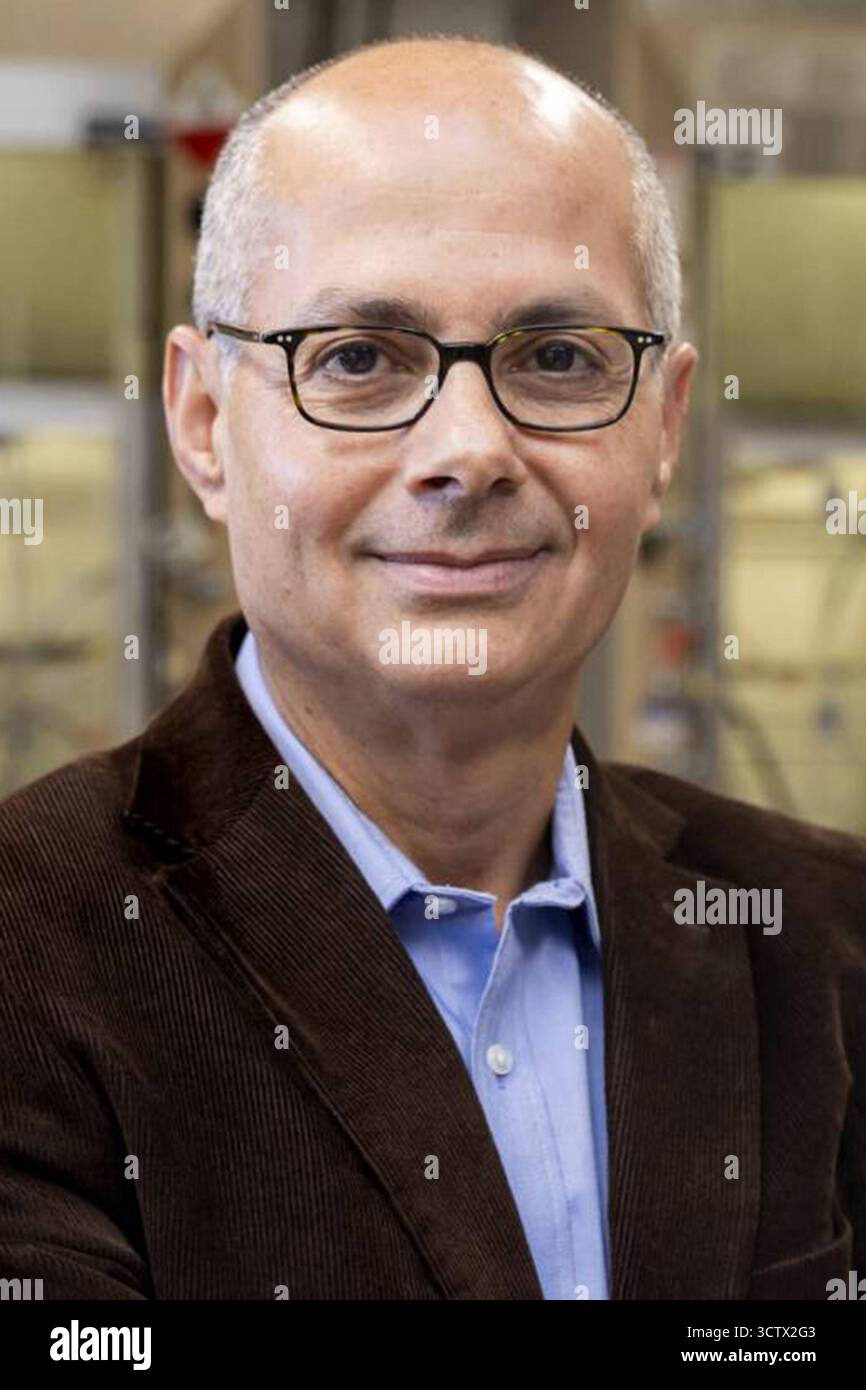 La Royal Swedish Academy of Sciences ha deciso di assegnare il Premio Nobel per la chimica 2025 a Omar M. Yaghi (nella foto), insieme a Susumu Kitagawa e Richard Robson "per lo sviluppo di strutture metallo-organiche". I premi Nobel per la chimica 2025 hanno creato costruzioni molecolari con ampi spazi attraverso i quali possono fluire gas e altre sostanze chimiche. Queste costruzioni, strutture metallo-organiche, possono essere utilizzate per raccogliere l'acqua dall'aria del deserto, catturare l'anidride carbonica, immagazzinare gas tossici o catalizzare reazioni chimiche. Foto per gentile concessione di UC Berkley/UPI Foto Stock