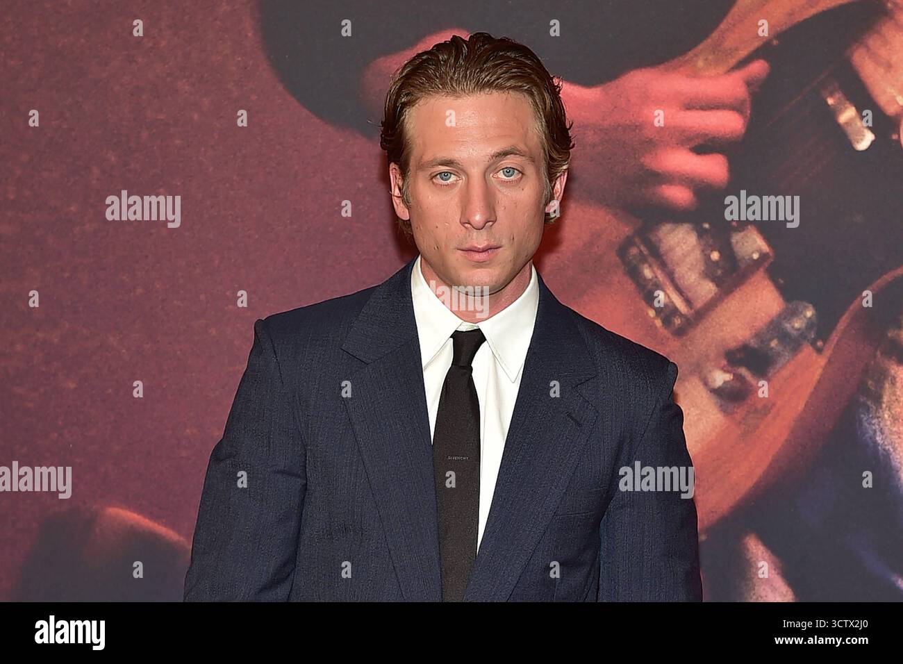 Deutschland Premiere von SPRINGSTEEN Darsteller Jeremy Allen White Spielt Bruce Springsteen Ankunft zur Deutschland Premiere von SPRINGSTEEN - DELIVERMI DA NOWHEWRE a Berlino AM 08.10.2025 *** prima tedesca di SPRINGSTEEN l'attore Jeremy Allen White interpreta Bruce SPRINGSTEEN arrivo alla prima tedesca di SPRINGSTEEN DELIVER ME DA NOWHEWRE a Berlino l'08 10 2025 Photopress Mueller Foto Stock