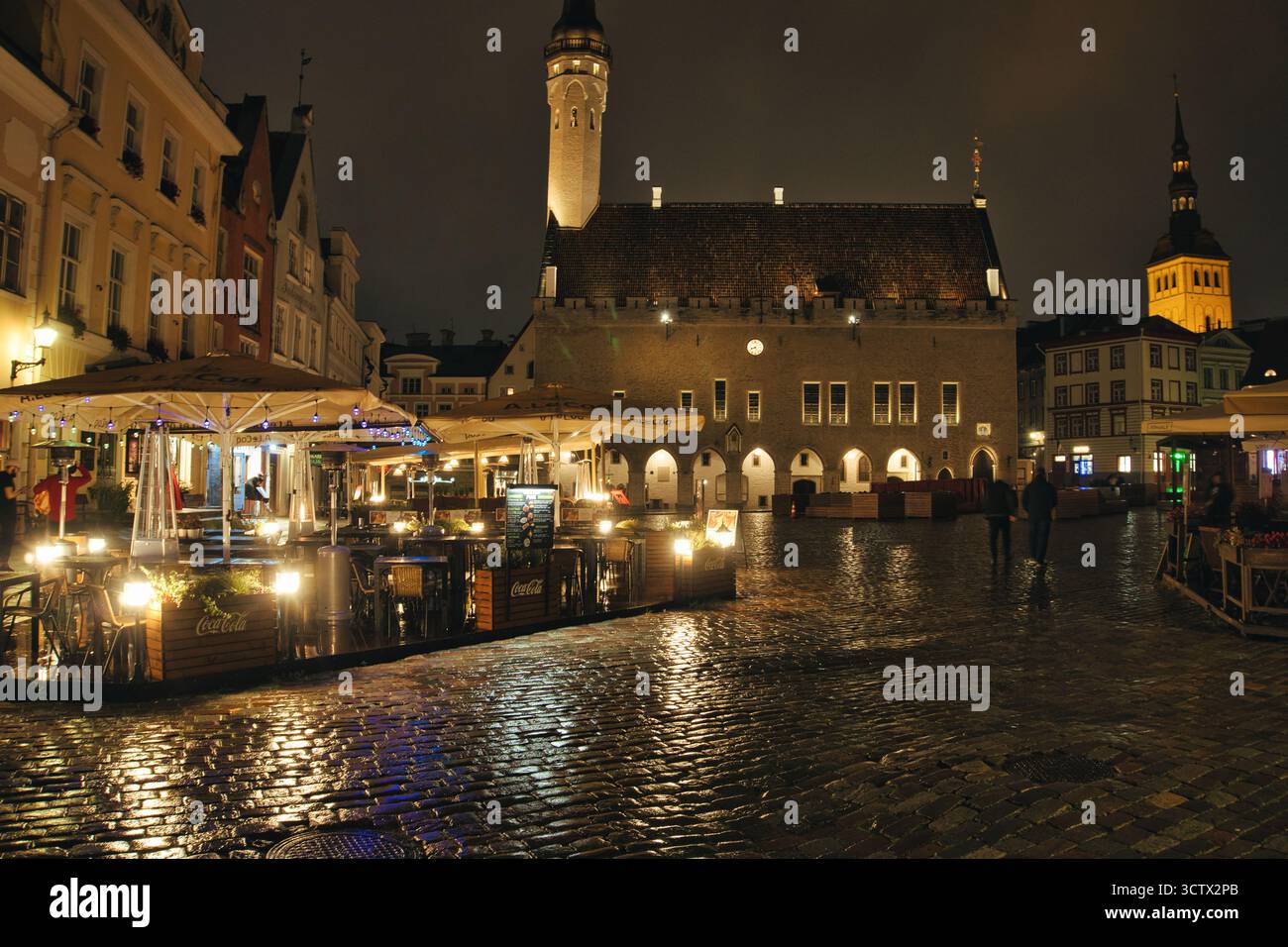 Piazza del Municipio di Tallinn (Raekoja Plats) in una notte umida Foto Stock