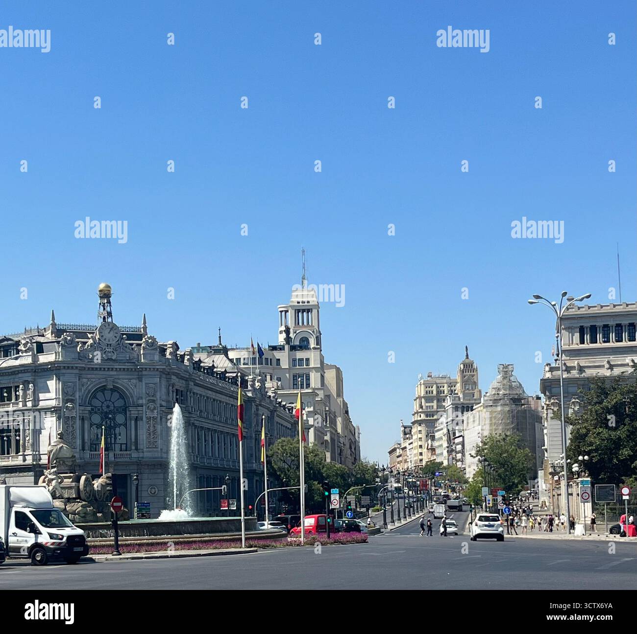 Vista di Calle de Alcalá da Plaza de Cibeles a Madrid, Spagna, che mostra l'edificio del Banco de España, la Fontana di Cibeles e l'architettura circostante. - Immagine stock catturata con smartphone