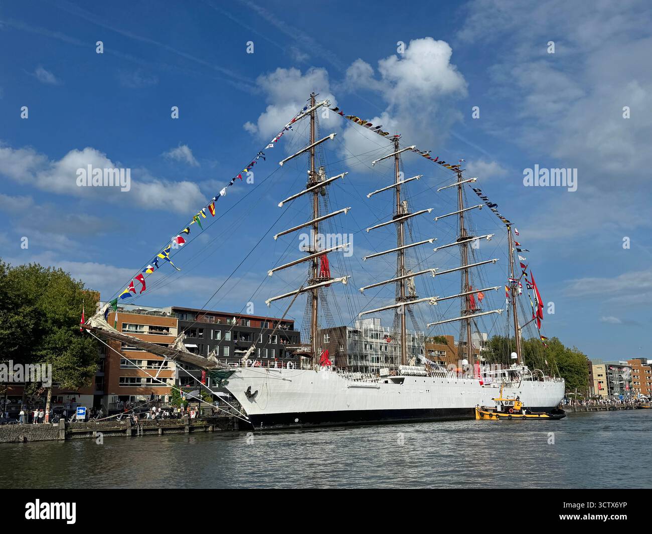 Amsterdam, Paesi Bassi - 20 agosto 2025: BAP Unión (BEV-161), nave addestrativa della Marina peruviana durante la Sail 2025 Amsterdam. Foto Stock