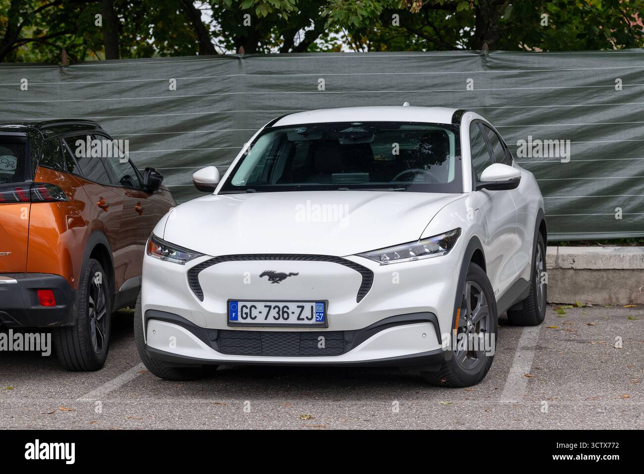 Nancy, Francia - Vista su una Ford Mustang Mach-e bianca parcheggiata in un parcheggio. Foto Stock