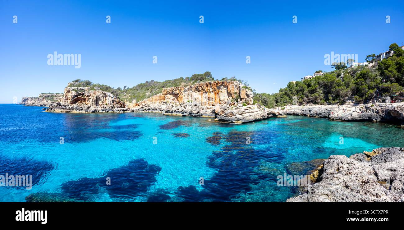 Spiaggia di Cala S'Almonia sull'isola di Maiorca con panorama sulle acque del Mediterraneo in Spagna Foto Stock