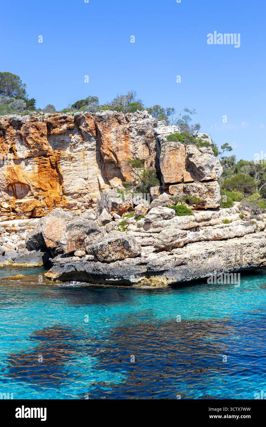 Spiaggia di Cala S'Almonia sull'isola di Maiorca nel formato di ritratto dell'acqua del mare Mediterraneo in Spagna Foto Stock