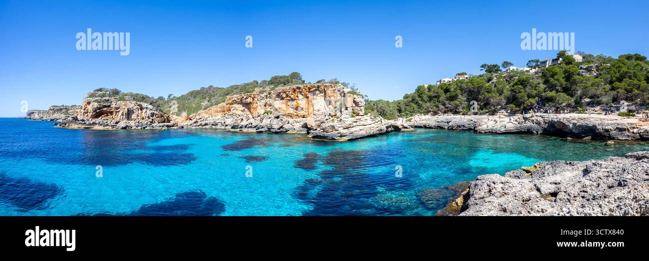 Spiaggia di Cala S'Almonia sull'isola di Maiorca nel panorama delle acque del Mediterraneo in Spagna Foto Stock