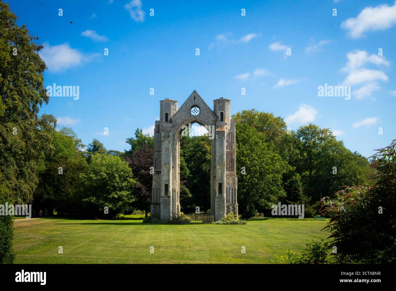 Arco della finestra orientale del XIV secolo sul prato principale, Walsingham Priory, Little Walsingham , Walsingham, Norfolk, Inghilterra Regno Unito Foto Stock