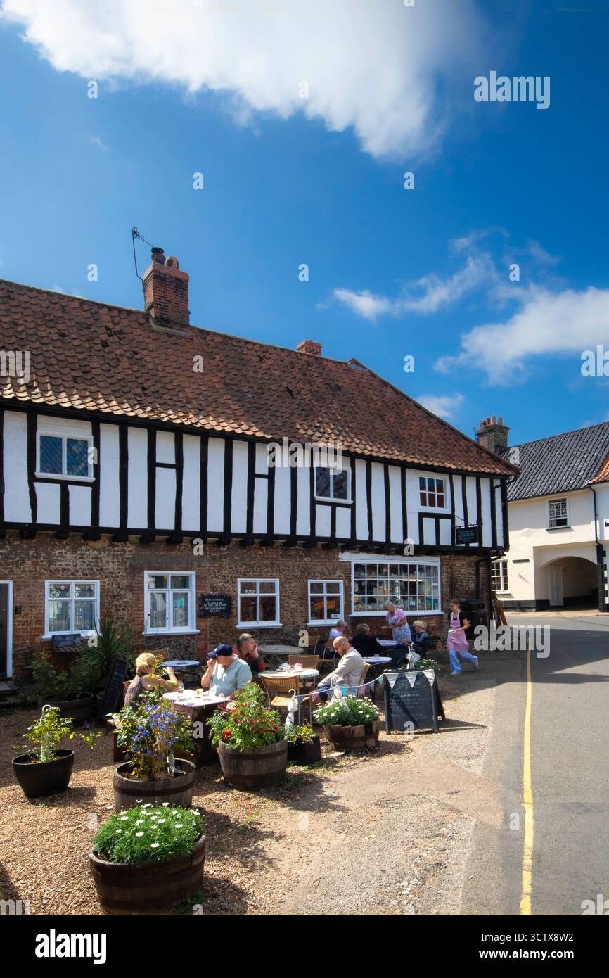 Read and Digest Tearoom by the Old Pump, High Street, Little Walsingham, Norfolk, Inghilterra Regno Unito Foto Stock