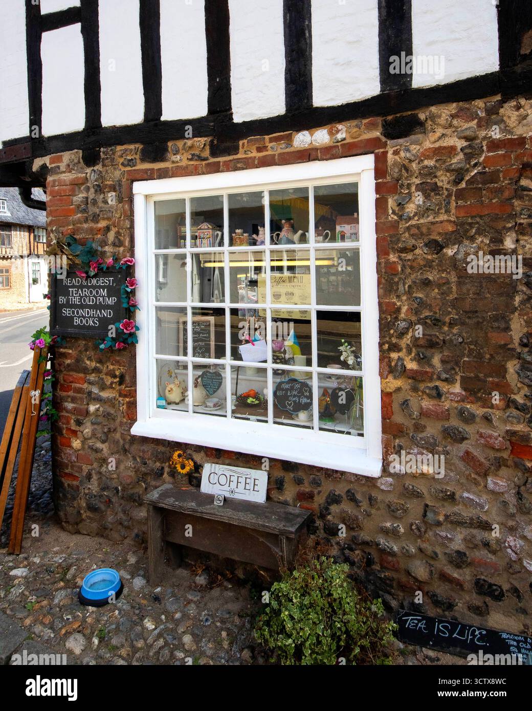Read and Digest Tearoom by the Old Pump, High Street, Little Walsingham, Norfolk, Inghilterra Regno Unito Foto Stock