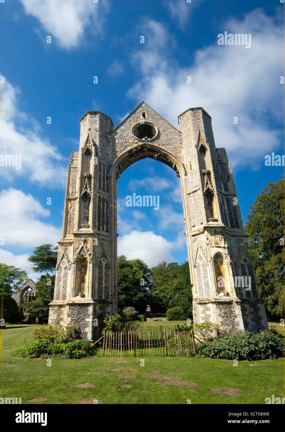 Arco della finestra orientale del XIV secolo sul prato principale, Walsingham Priory, Little Walsingham, Norfolk, Inghilterra Regno Unito Foto Stock