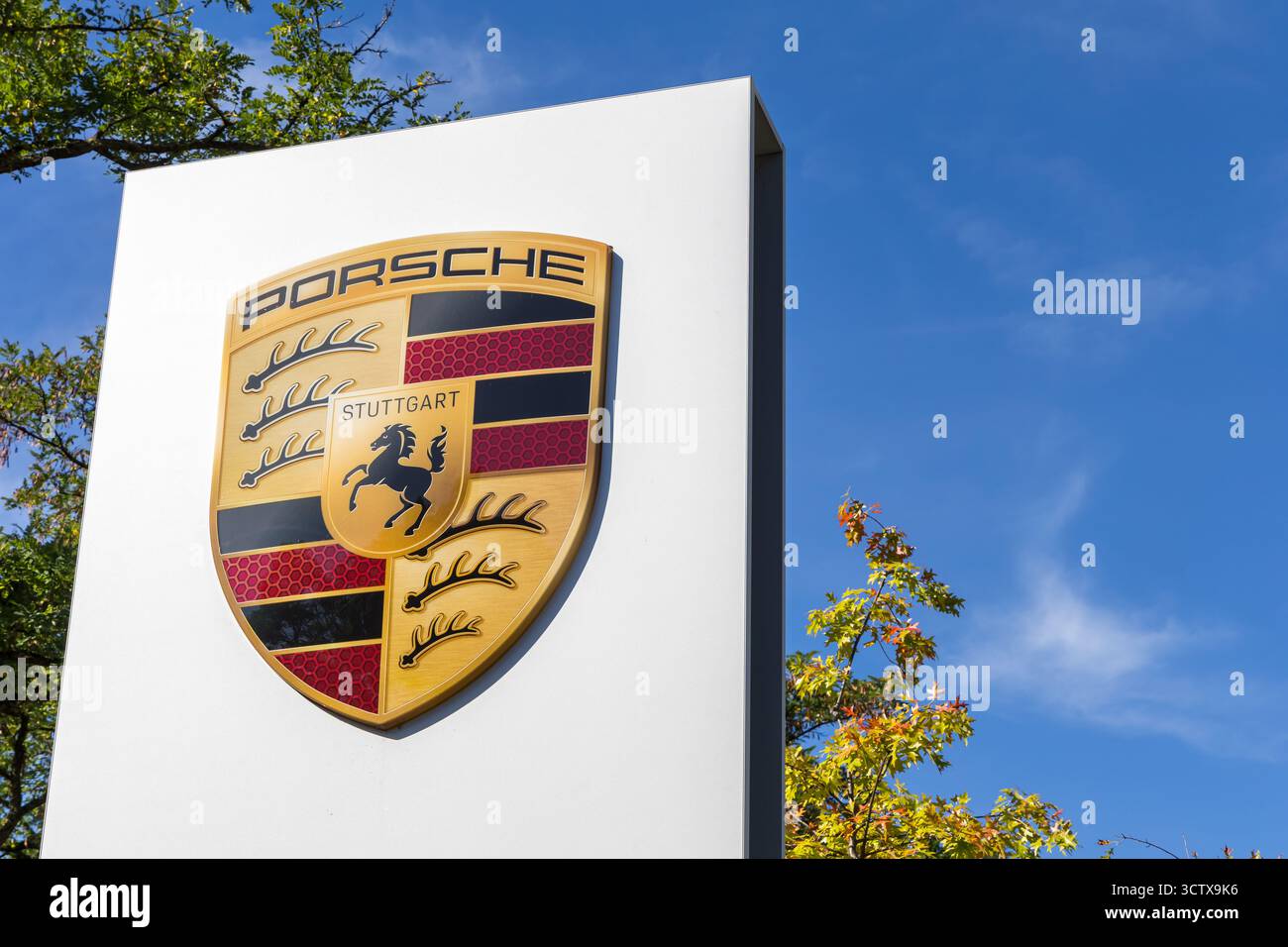 Stoccarda, Germania - 20 settembre 2025: Logo Porsche presso la concessionaria Pragsattel di Stoccarda, Germania. Foto Stock