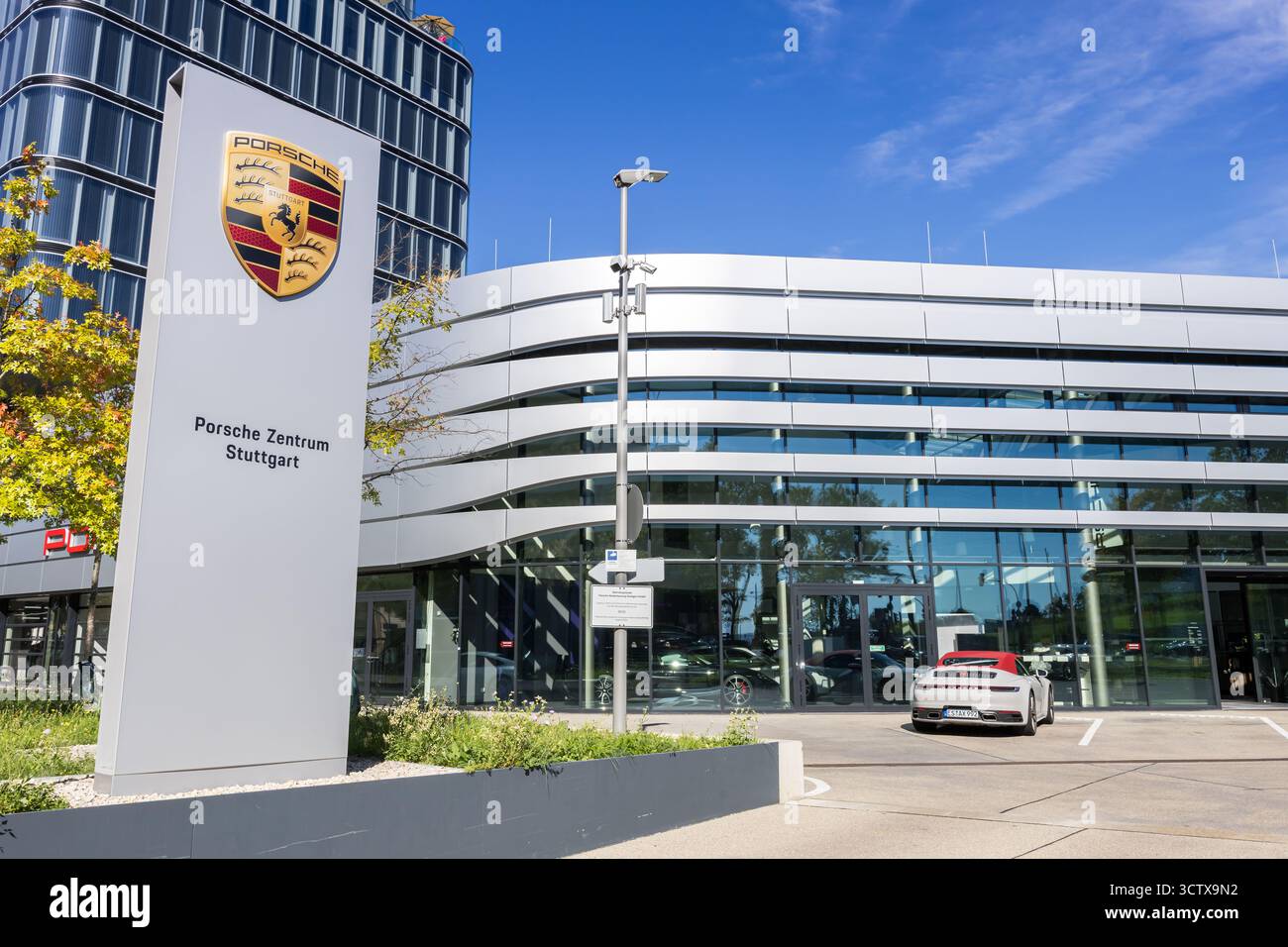 Stoccarda, Germania - 20 settembre 2025: Concessionaria Porsche Zentrum presso Pragsattel di Stoccarda, Germania. Foto Stock