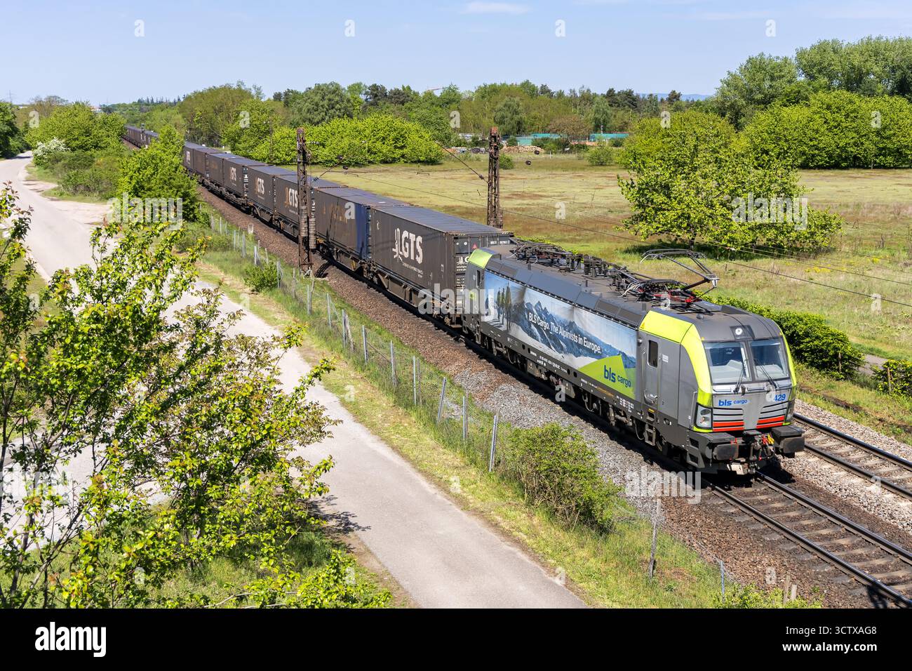 Wiesental, Germania - 28 aprile 2025: Treno merci della BLS Cargo sulla linea ferroviaria Mannheim-Rastatt a Wiesental, Germania. Foto Stock