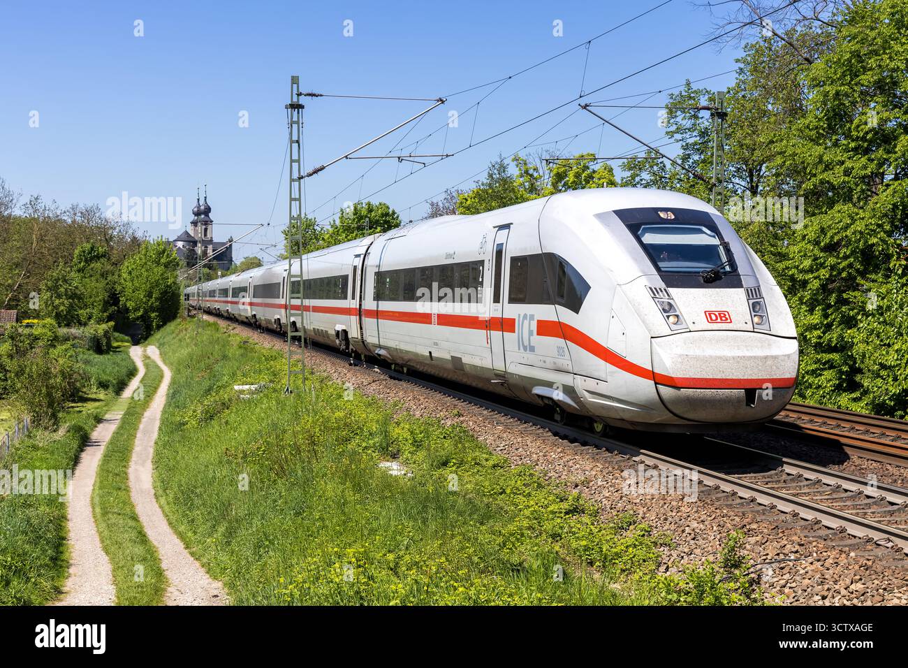 Bruchsal, Germania - 28 aprile 2025: Treno ICE 4 ad alta velocità della Deutsche Bahn DB Railway a Bruchsal, Germania. Foto Stock