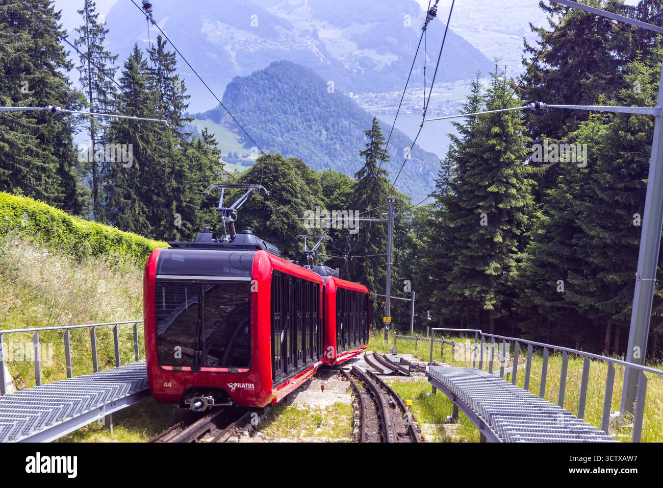 Pilatus, Svizzera - 18 giugno 2025: Ferrovia a cremagliera Pilatusbahn per il monte Pilatus nelle Alpi svizzere a Pilatus, Svizzera. Foto Stock