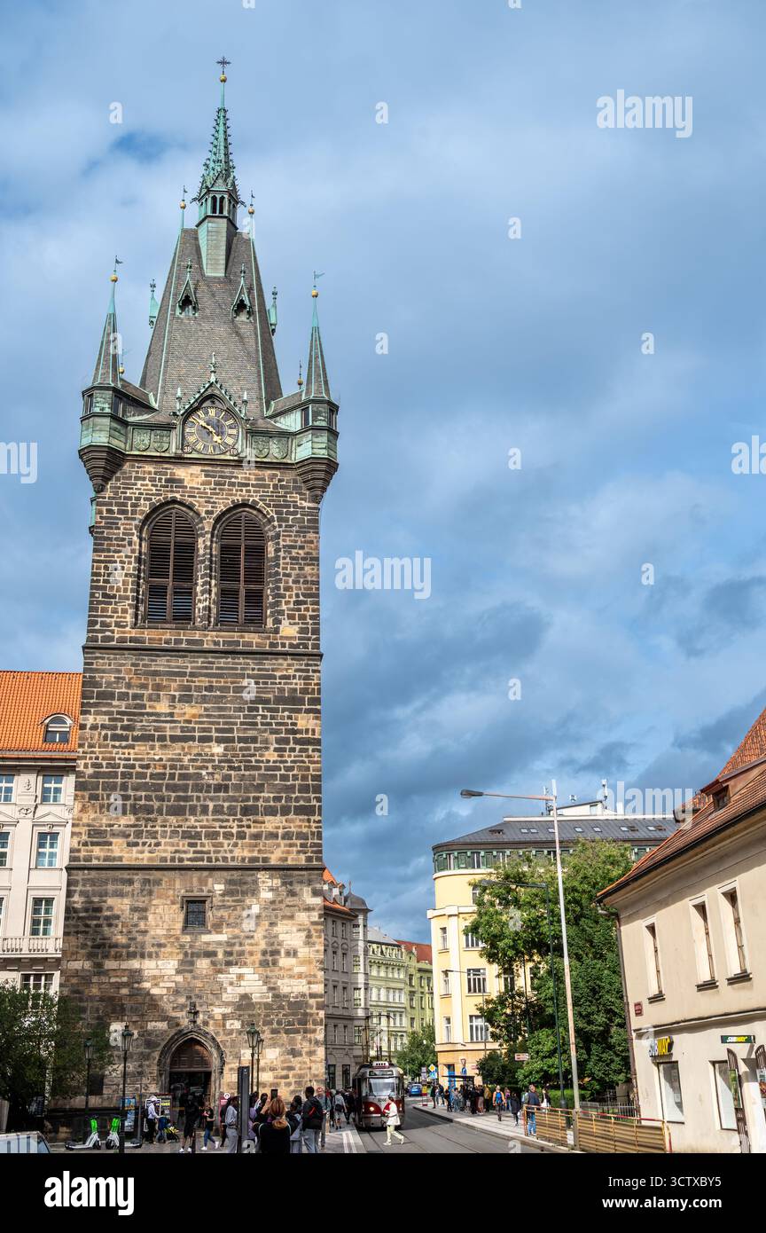 Praga, Repubblica Ceca, 7 agosto 2023. Immagine verticale della Torre Jindřiš, il campanile originale della Chiesa di Sant'Enrico e di San Kunhuta. Persone Foto Stock