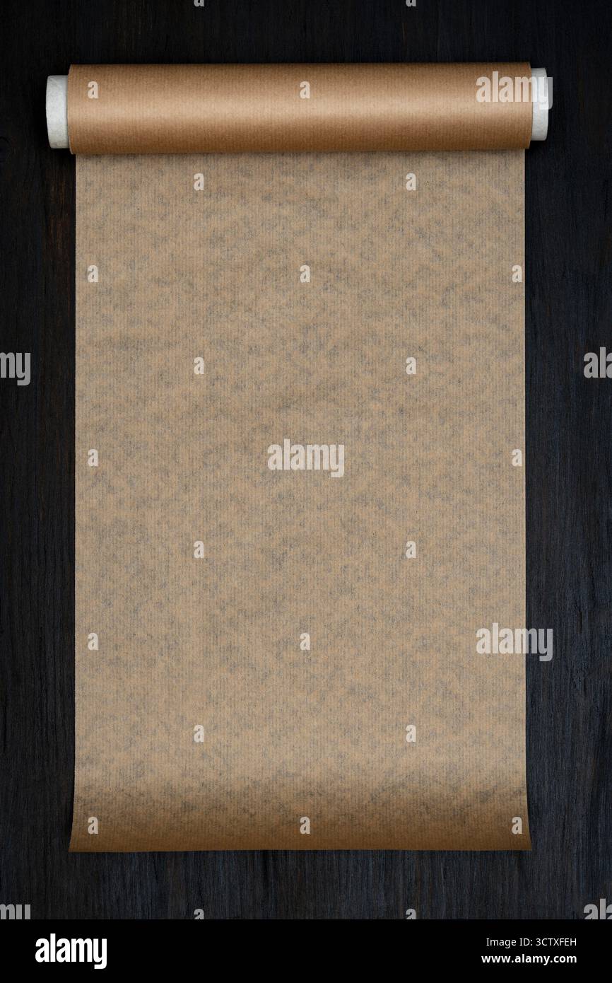 Rotolo di carta da forno su fondo in legno, primo piano, vista dall'alto, spazio per copia. Spazio per testo o menu Foto Stock