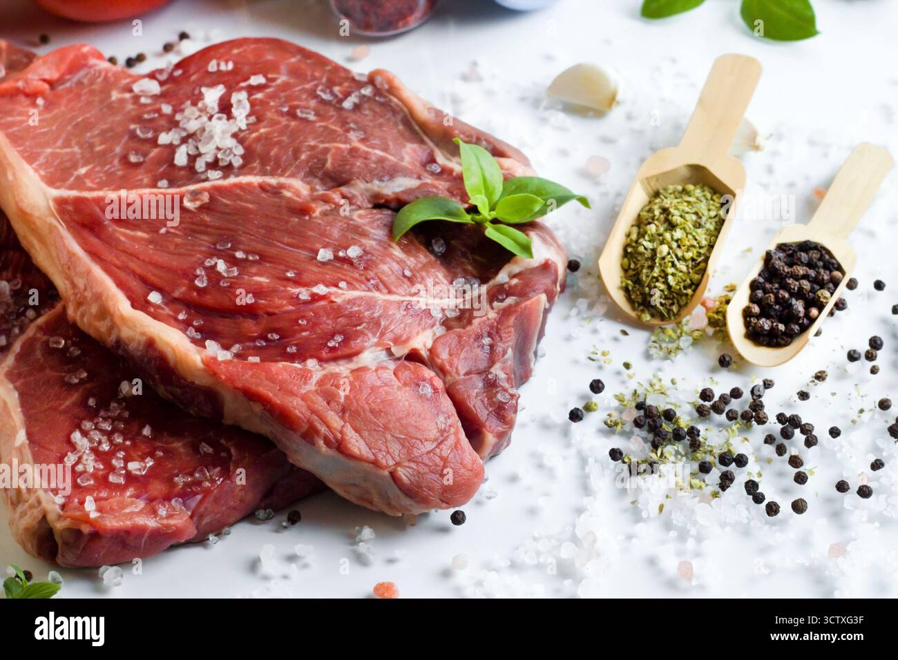Progettato con due pezzi di manzo crudo, pepe nero, timo, aglio e sale Foto Stock