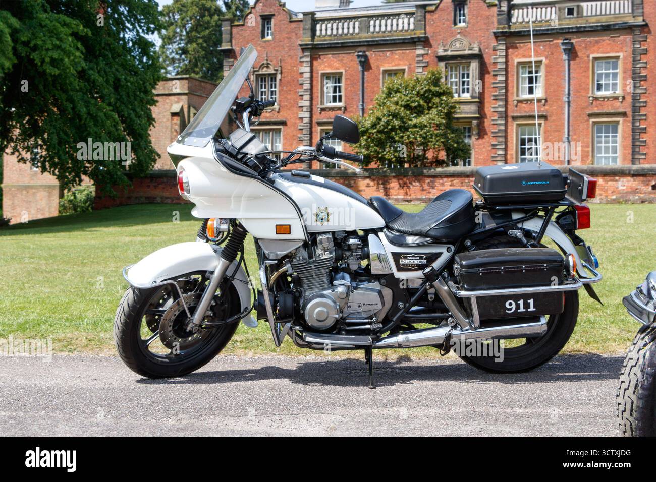 KAWASAKI KZ1000 POLIZIA INTERCEPTOR moto SPECIALE parcheggiata su un sentiero di fronte a una casa in mattoni rossi Foto Stock
