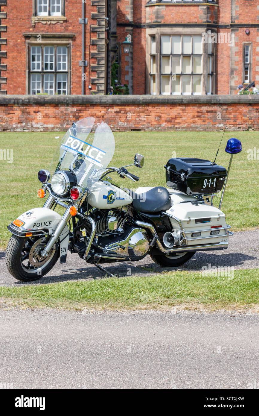 KAWASAKI KZ1000 POLIZIA INTERCEPTOR moto SPECIALE parcheggiata su un sentiero di fronte a una casa in mattoni rossi Foto Stock