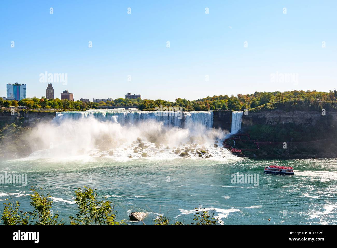 Una vibrante vista panoramica delle Cascate americane alle Cascate del Niagara, New York, con l'iconico Rainbow Bridge che collega gli Stati Uniti e il Canada nel Foto Stock