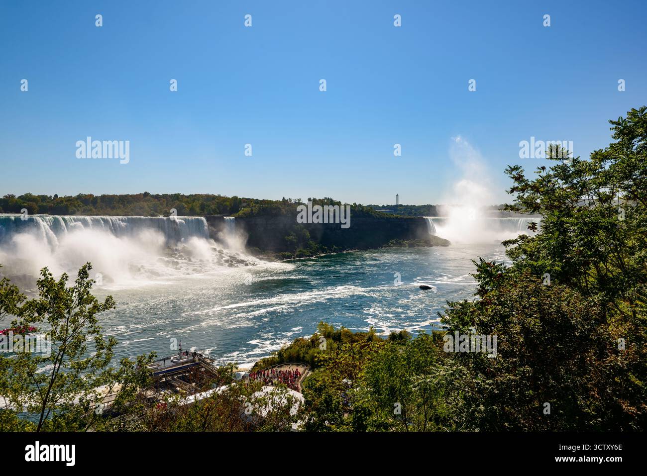 Una splendida vista panoramica sia delle Canadian Horseshoe Falls che delle American Falls at Niagara Falls, Ontario, Canada. L'immagine cattura gli immiti Foto Stock