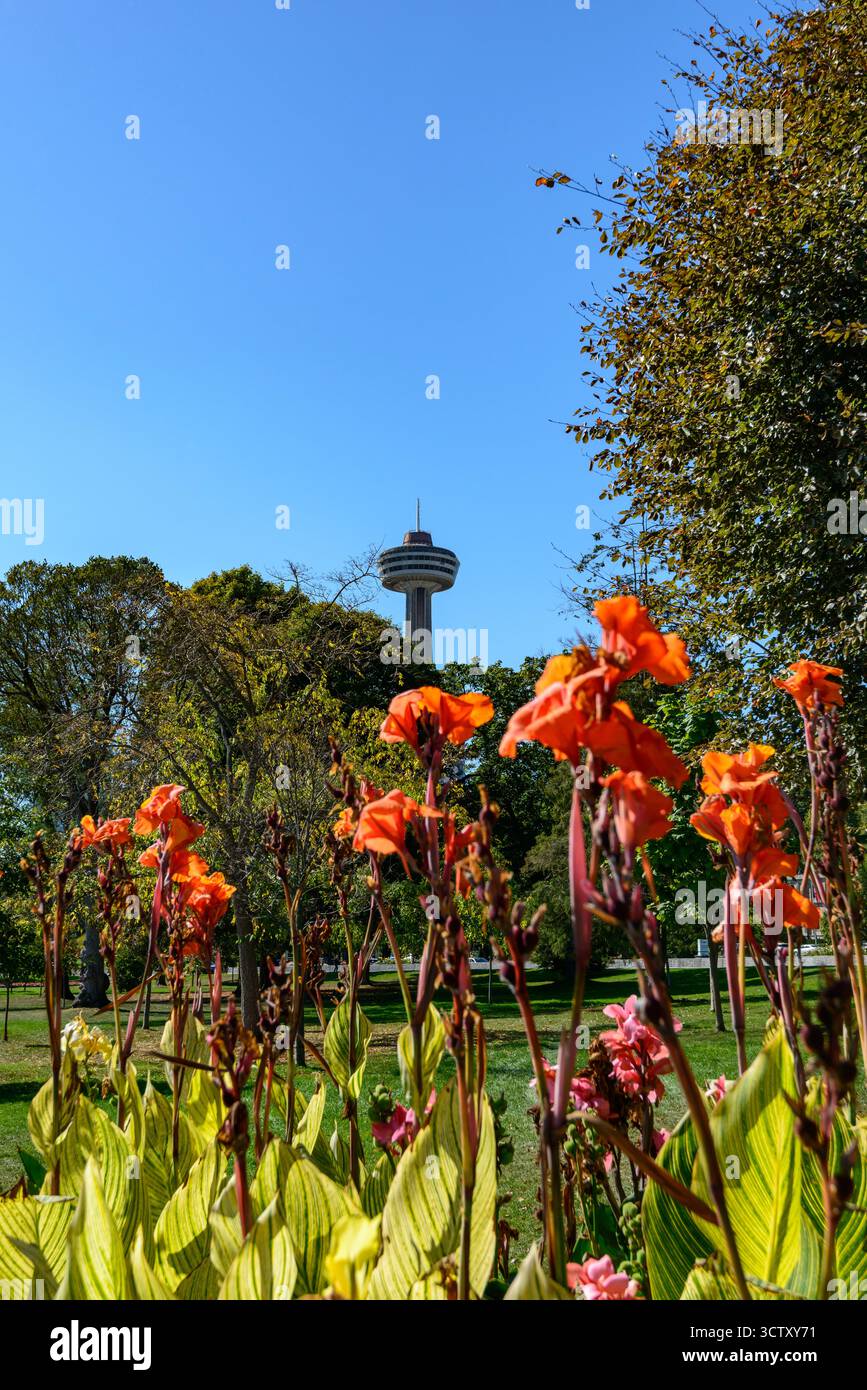 Una vista della Skylon Tower, delle Cascate del Niagara, Ontario, Canada Foto Stock
