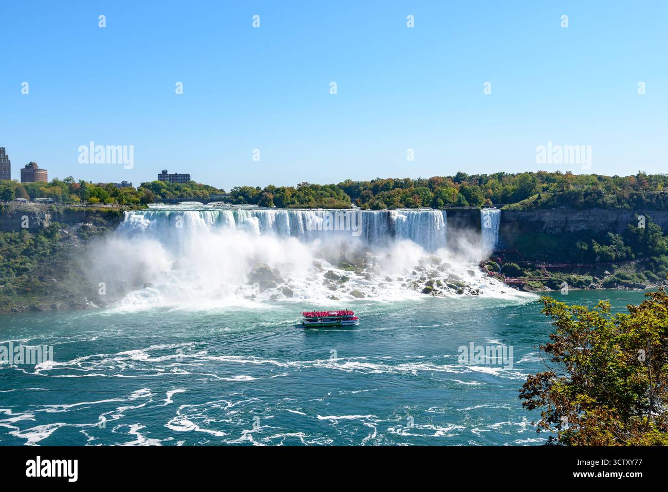 Una vibrante vista panoramica delle Cascate americane alle Cascate del Niagara, New York, con l'iconico Rainbow Bridge che collega gli Stati Uniti e il Canada nel Foto Stock