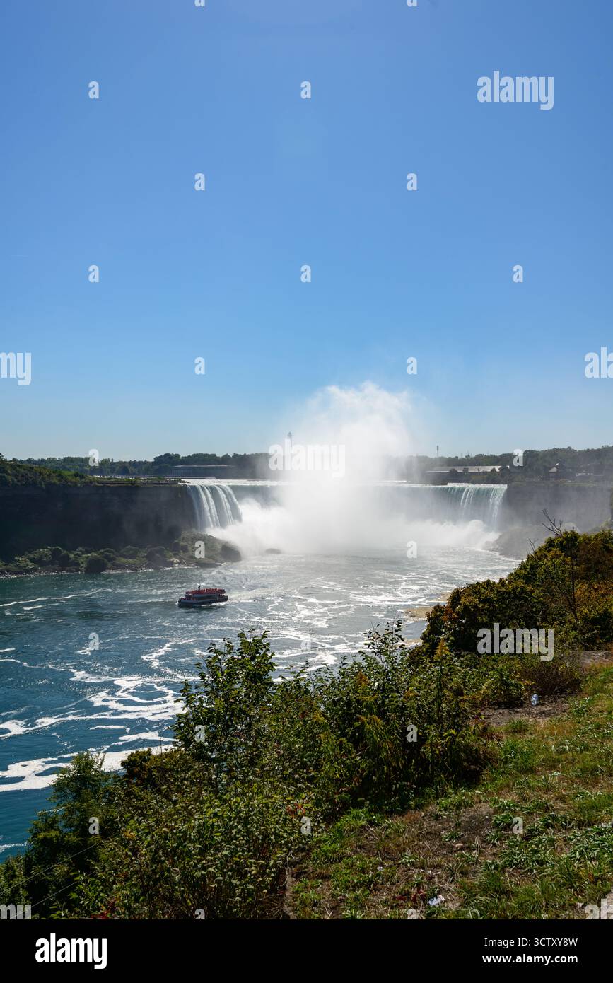 Una splendida vista panoramica sia delle Canadian Horseshoe Falls che delle American Falls at Niagara Falls, Ontario, Canada. L'immagine cattura gli immiti Foto Stock