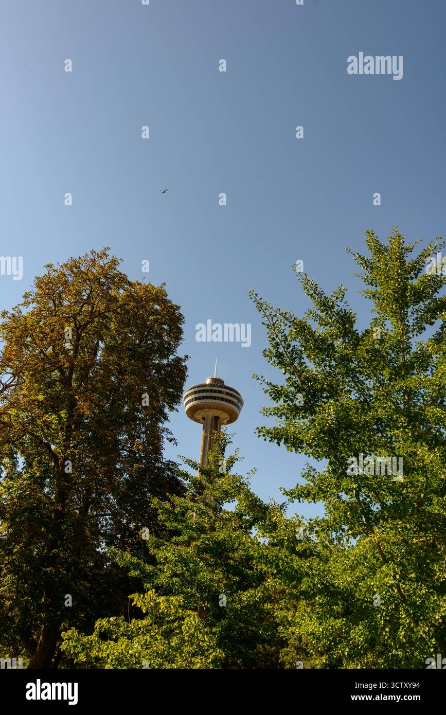Una vista della Skylon Tower, delle Cascate del Niagara, Ontario, Canada Foto Stock
