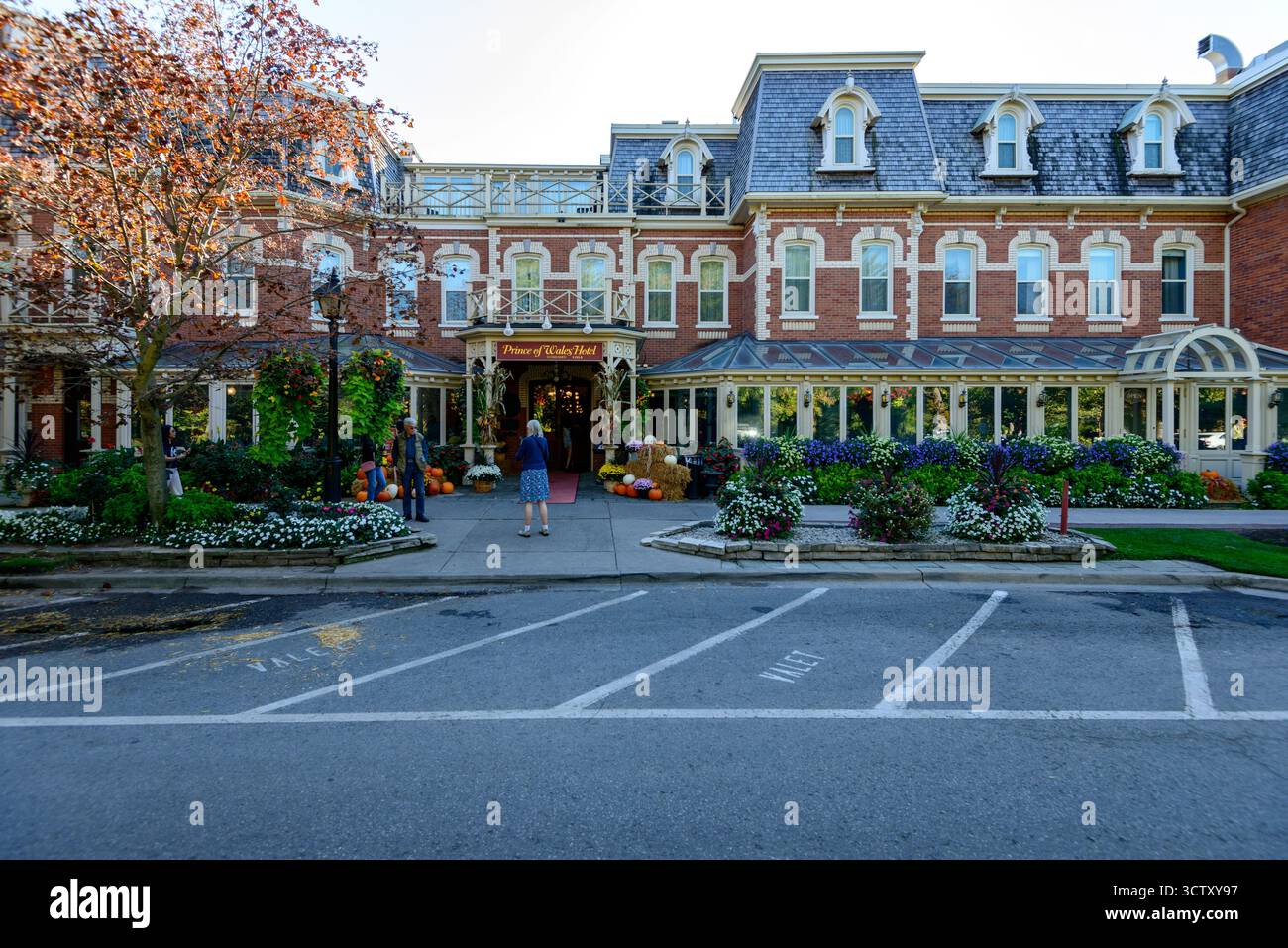 Un'incantevole vista diurna dello storico Prince of Wales Hotel situato nel cuore di Niagara-on-the-Lake, Ontario, Canada. Costruito nel 1864, questo vincitore Foto Stock