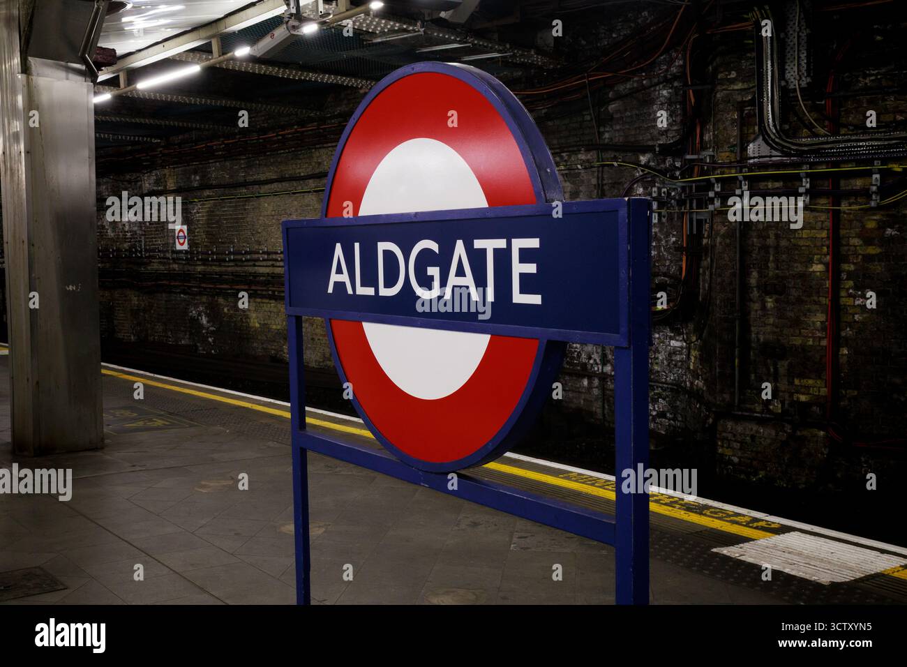 Cartello della stazione della metropolitana di Aldgate Foto Stock