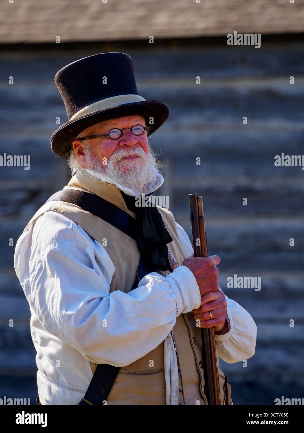 Un dipendente/attore di Parks Canada, che sta dimostrando il fucile. Fort George, Niagara-on-the-Lake, Ontario, Canada Foto Stock