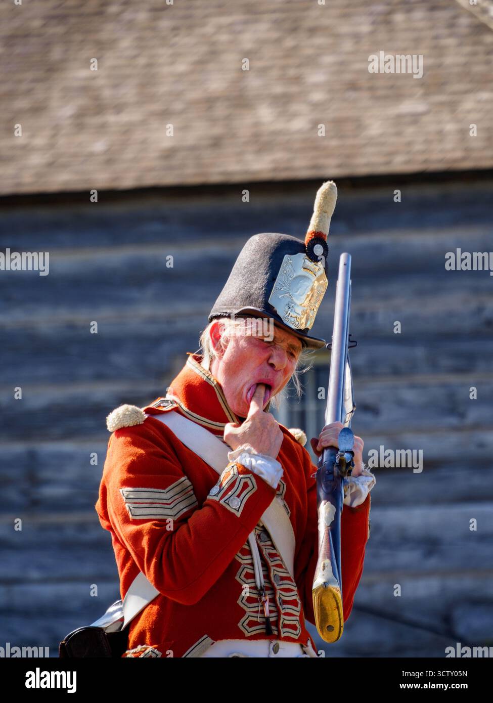Un dipendente/attore di Parks Canada, che sta dimostrando il fucile. Fort George, Niagara-on-the-Lake, Ontario, Canada Foto Stock